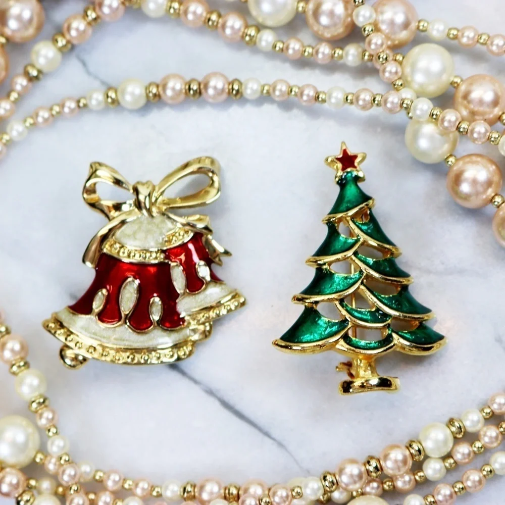 🎄🧑🏻‍🎄✨ Monet Holiday Bell Brooch with Gold & Red Enamel Highlights ⚜️🎁🎄✨